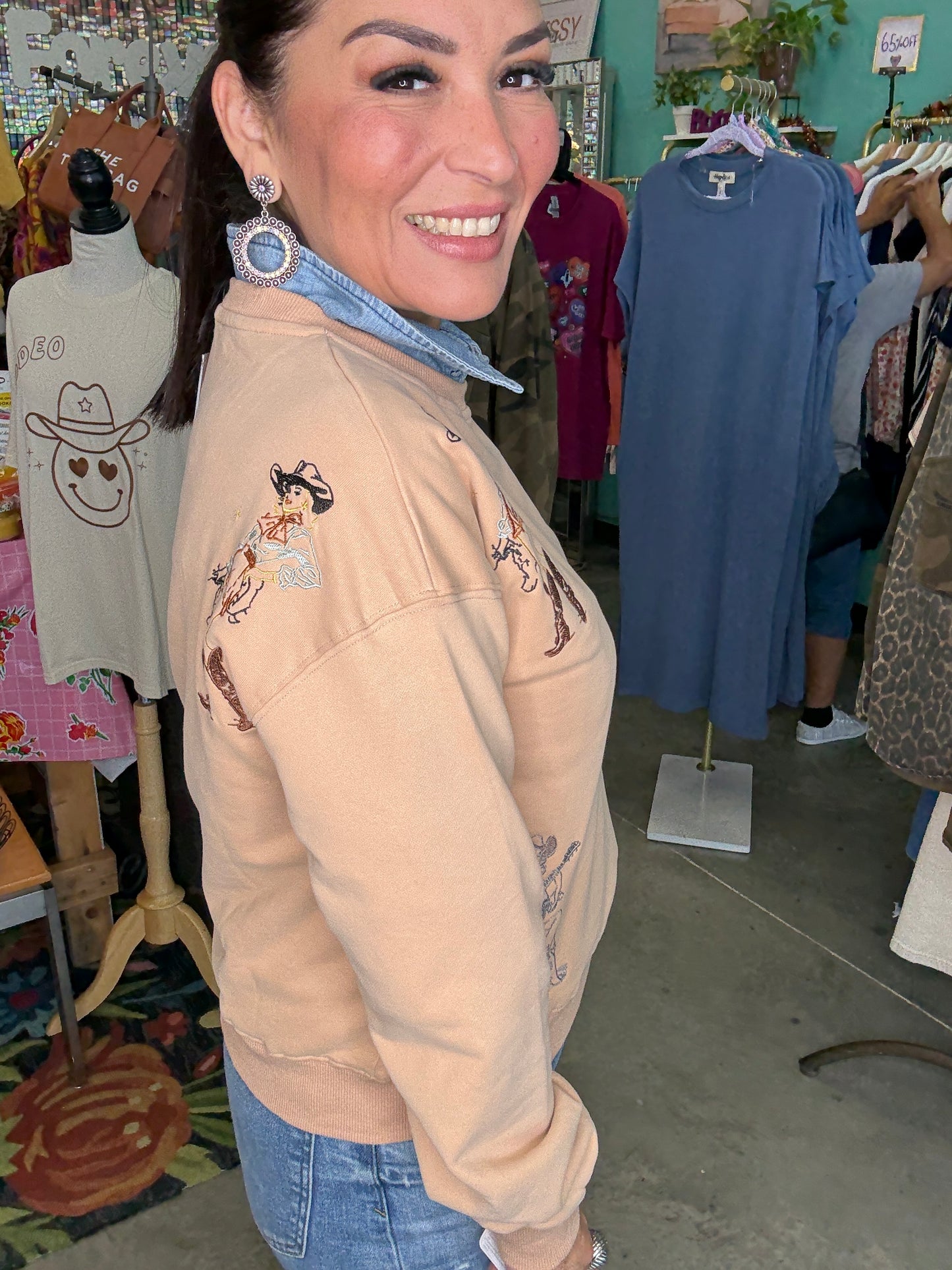EMBROIDERED GRAPHIC SWEATSHIRT