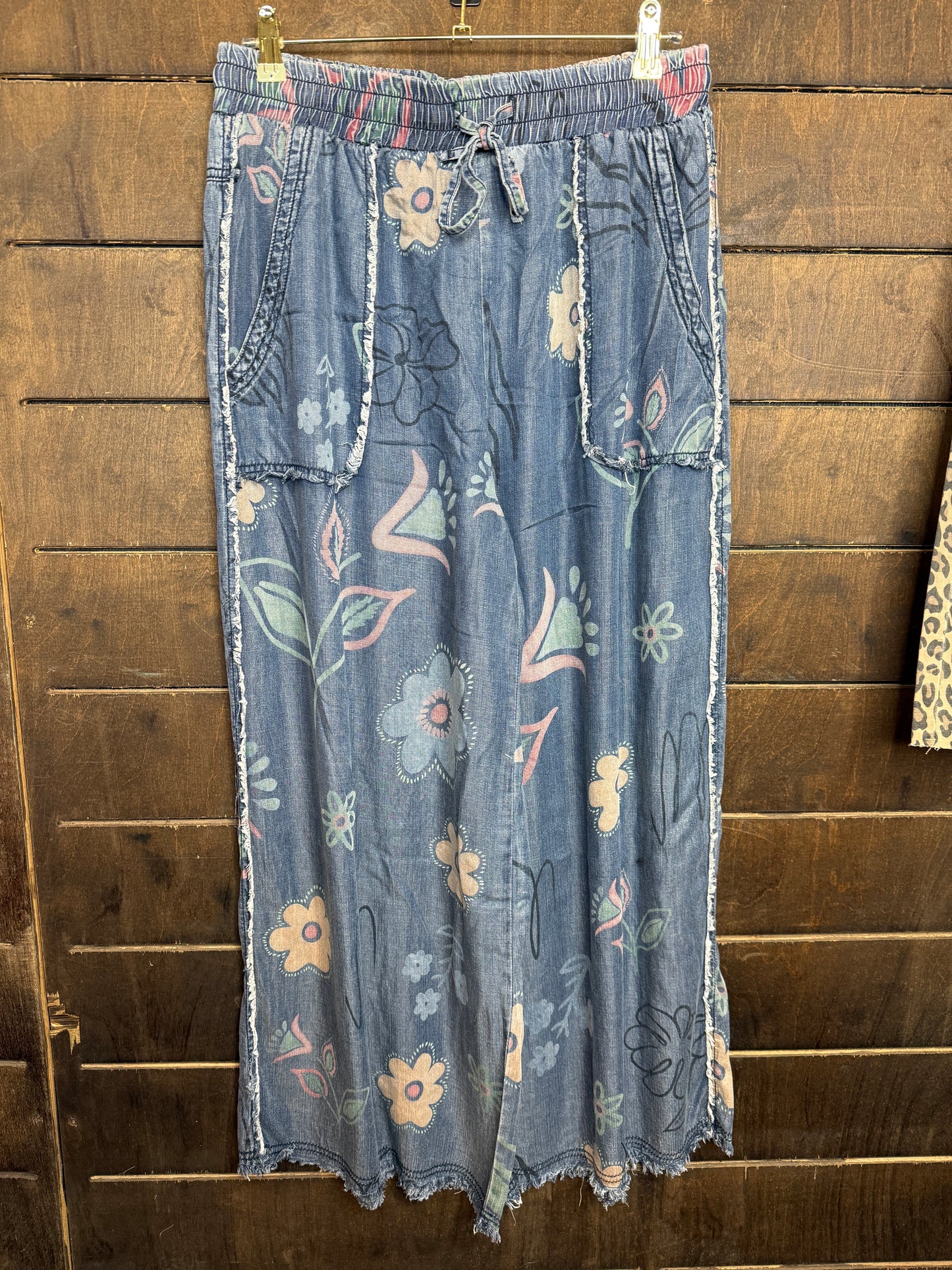 FLOWER PRINT WASHED CHAMBRAY DENIM PANTS
